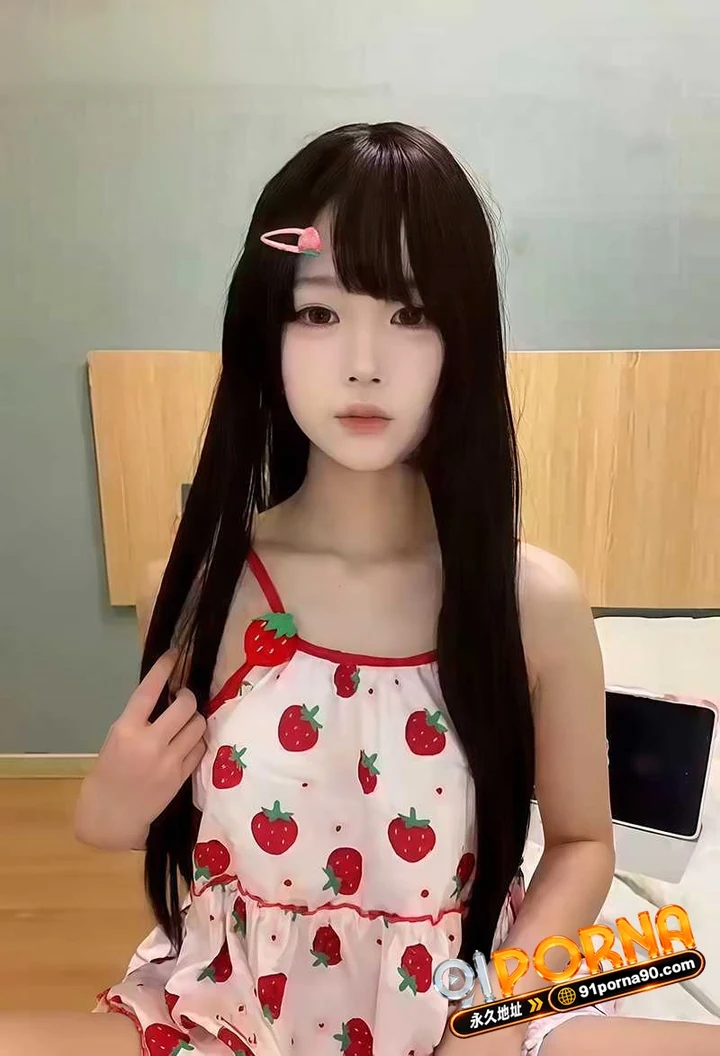 推特福利姬 小鸢宝宝 穿草莓味连衣裙自慰 白虎馒头穴被跳蛋狂虐 又乖又色强烈反差！