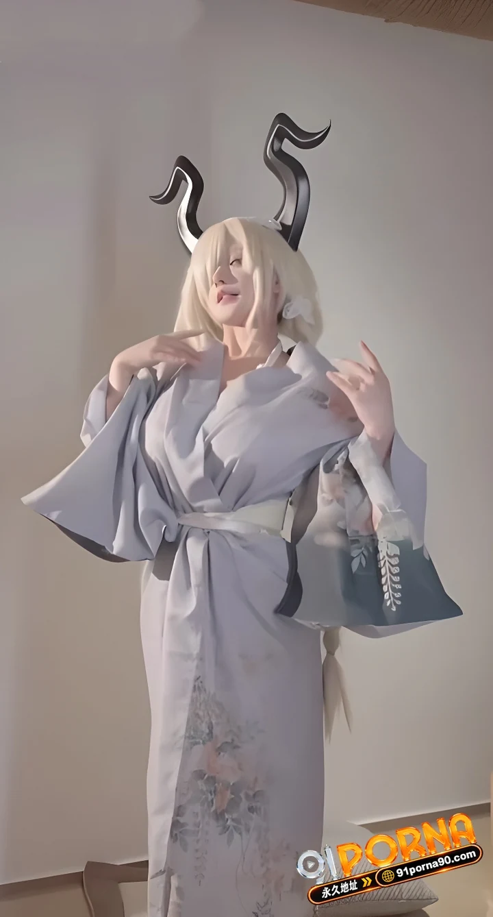 抖音网红 古阿扎 cos碧蓝航线尾张 白纱下巨乳若隐若现 抖胸卖骚令人欲火焚身！