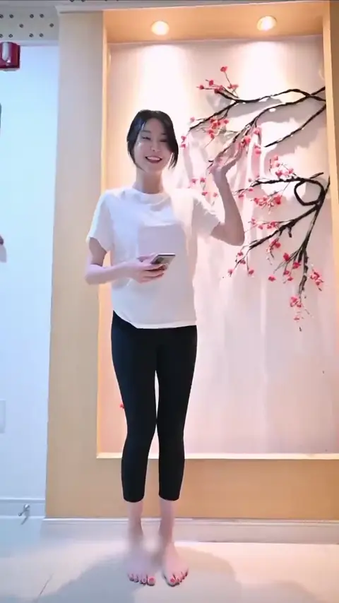 裸女配樱花